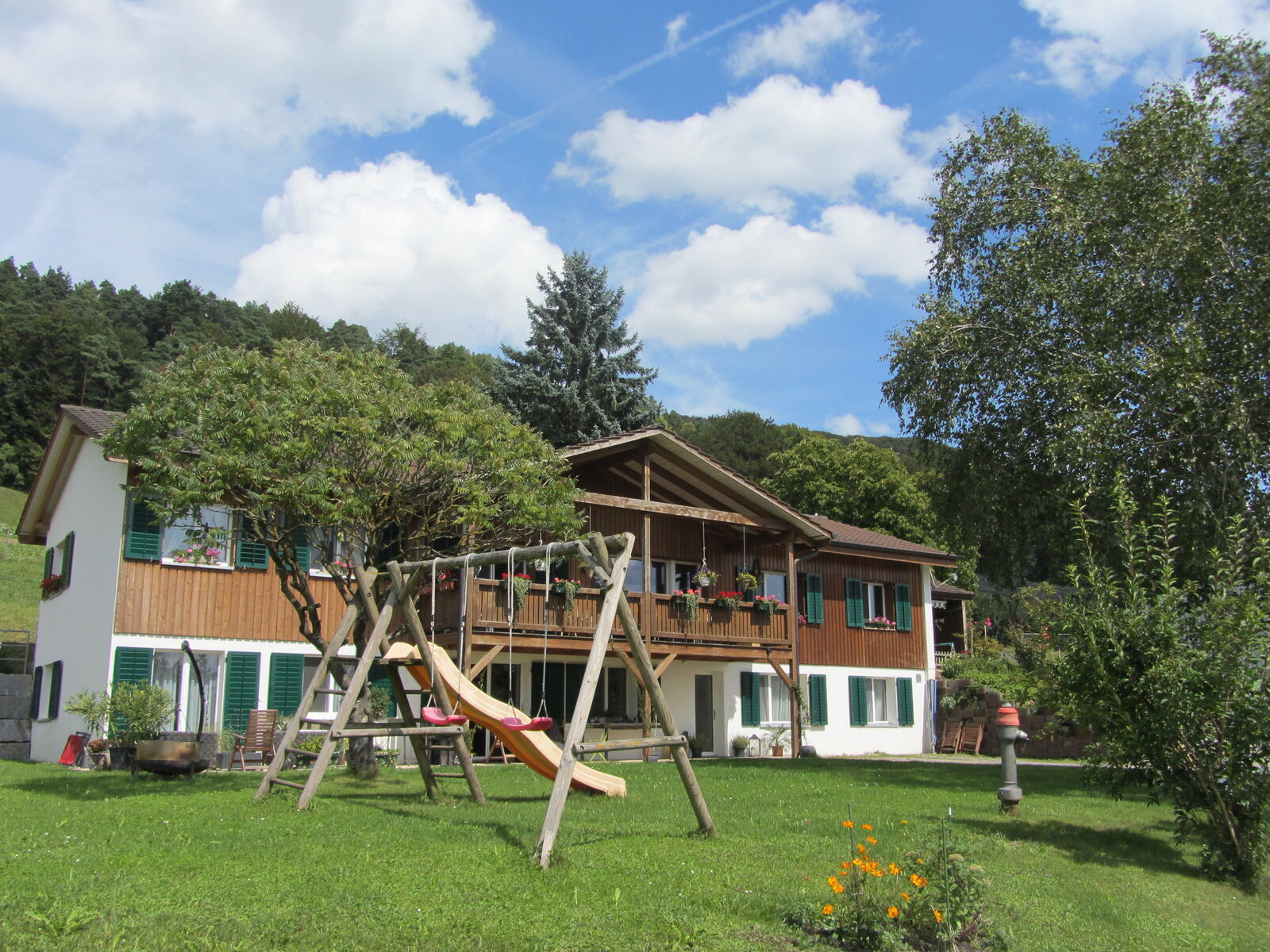 Bauernhaus mit Spielwiese davor