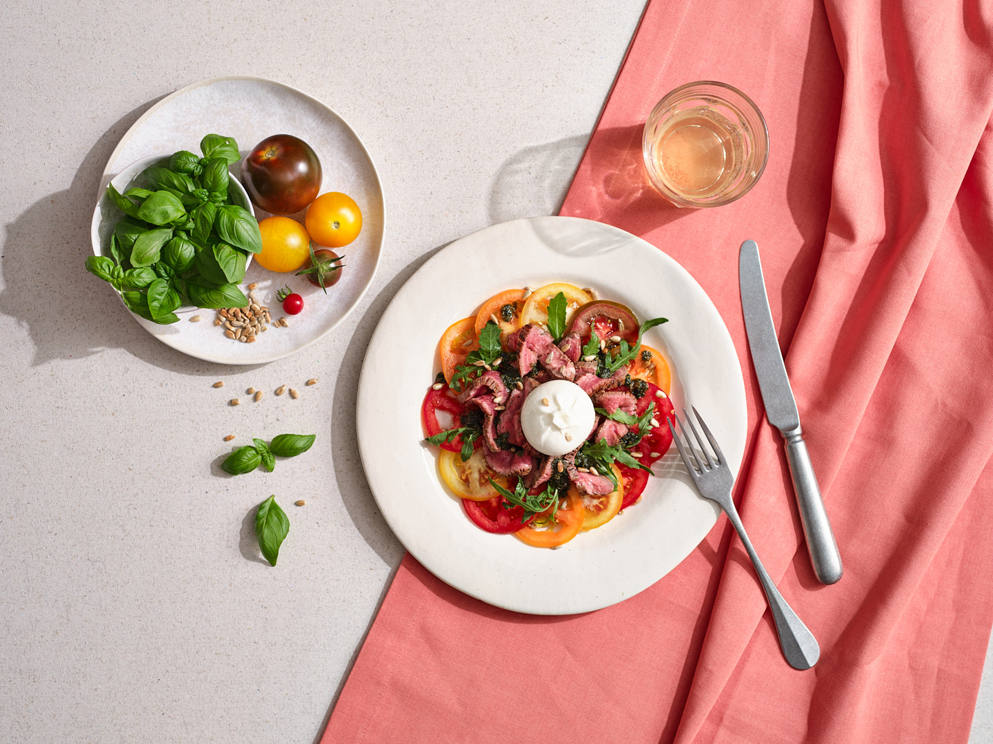Flank Steak vom Natura-Beef auf Tomaten und Rucola mit Basilikum-Pesto | Foto: hurrah GmbH
