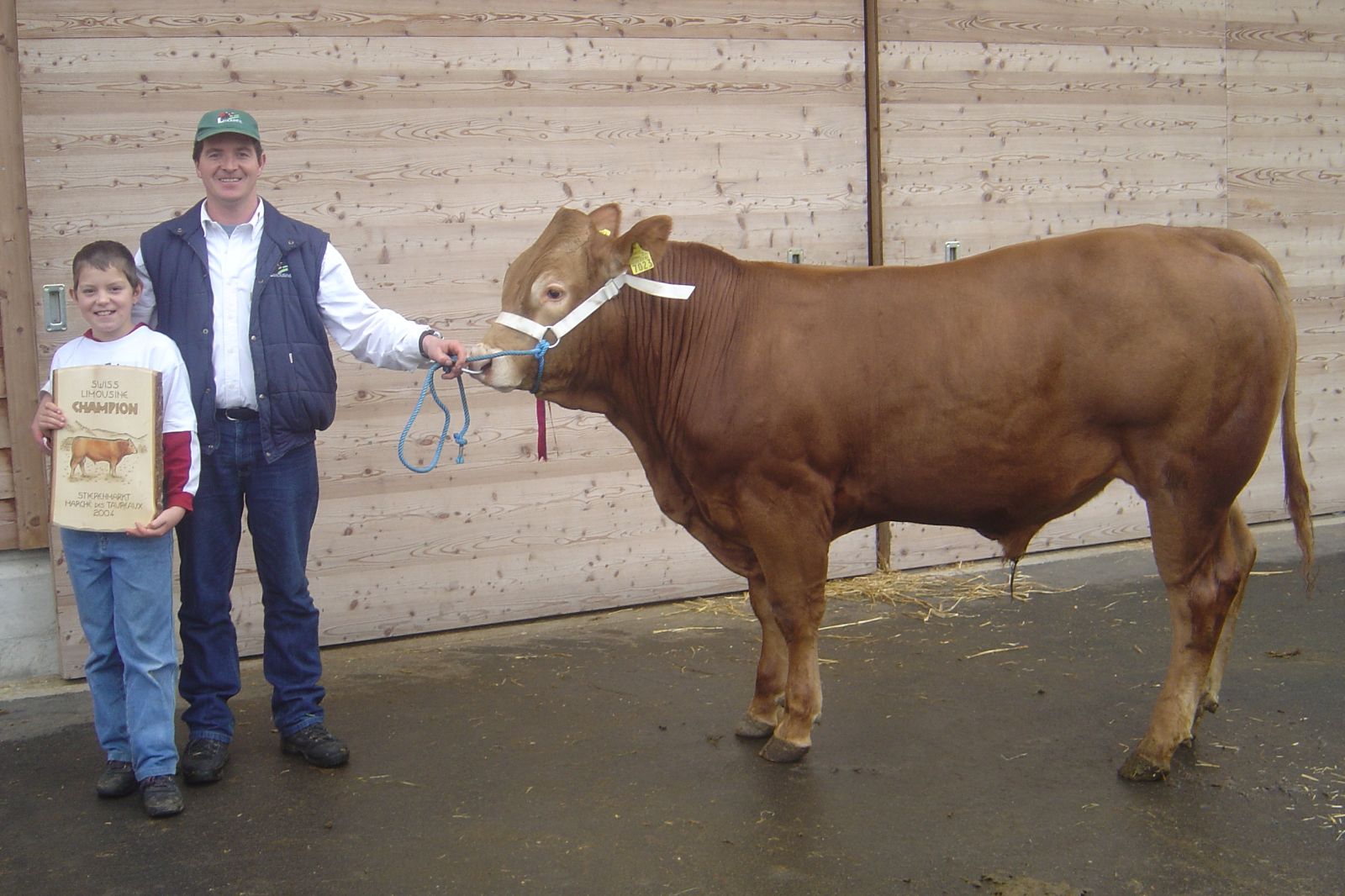 Dicembre 2004: Franz e Elia posano orgogliosi accanto al loro campione (foto: Anita Burri)