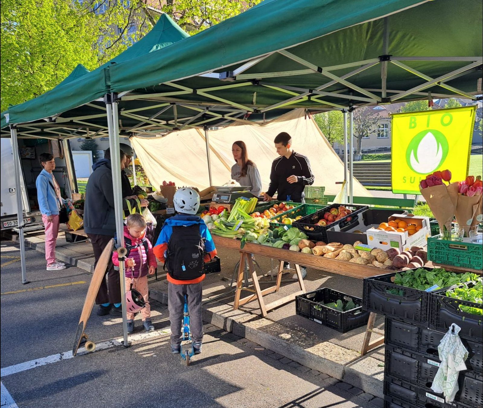 Chaque semaine au marché, Martin Hengartner, aidé  par des élèves, vend des produits bio de sa propre ferme et de la région.