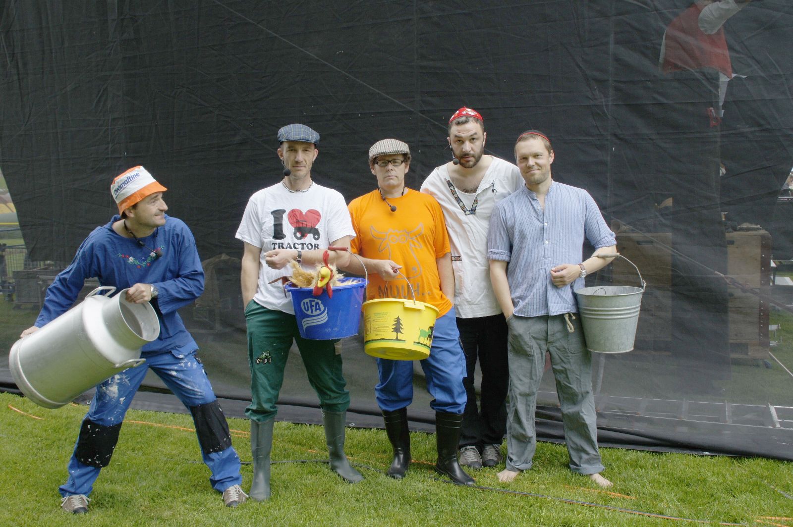 Andrew bond et son groupe en tenue d'écurie